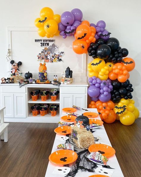 Mickeys Halloween Birthday Party, Mickey Halloween Birthday Party, Disney Halloween Party, Halloween Balloons Decorations, Halloween Birthday Party Decorations, Disney Halloween Parties, Halloween 1st Birthdays, Fiesta Halloween, Birthday October