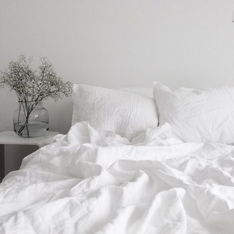 Sealy: Ignore Thread Count, It’s Quality That Counts! Drømme Bad, Minimalistic Bedroom, Unmade Bed, White Linens, Black Bed Linen, Grey Linen Bedding, White Linen Bedding, Linen Sheet Sets, White Sheets