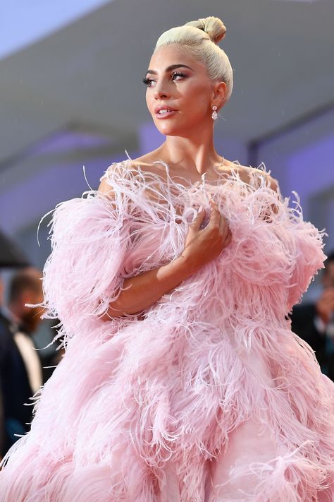 Lady Gaga's Gown Has More Pink Feathers Than a Flock of Flamingos at the Zoo Celebrity Summer Style, Stile Kylie Jenner, Lady Gaga Fashion, Lady In Pink, Miss Americana, Lady Gaga Photos, Lady Gaga Pictures, Hollywood Heroines, Valentino Dress