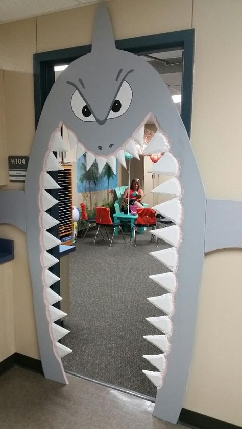 Tropisk Fest, Under The Sea Decorations, Ocean Theme Classroom, Ocean Birthday Party, Shark Themed Birthday Party, Fest Temaer, Ocean Birthday, Shark Birthday Party, Ocean Party