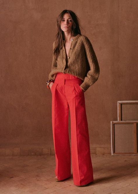 Red Pants Outfit, Red Trousers, Mode Boho, Looks Street Style, Warm Spring, Red Pants, Looks Chic, Work Style, 가을 패션