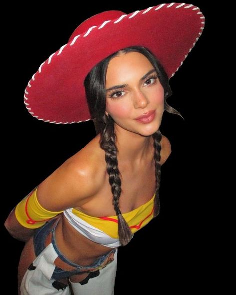 Kendall Jenner Jesse Costume, Kardashian Jenner Halloween Costume, 23 Halloween Costume, Halloween Costumes Kardashians, Unbasic Halloween Costumes, Halloween Inspo Brunette, Kendall Halloween Costume, Halloween Costumes 23, Kardashians Halloween Costumes