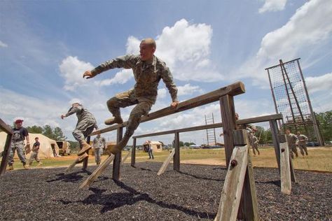 Jrotc Raiders, Rotc Memes, Parkour Course, Obstacle Course Ideas, Obstacle Course Training, Military Fitness, Backyard Fort, Basic Military Training, Backyard Gym