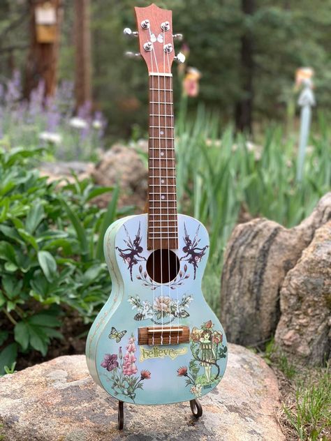 Fairy Guitar, Guitar Art Diy, Painted Instruments, Painted Guitars, Painted Guitar, Bob Marley Shirts, Ukulele Art, Art Shed, Instruments Art