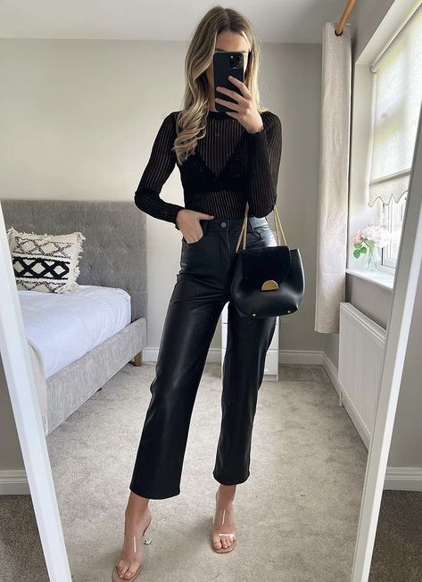 Pub Outfit, Leather Pants Outfit Night, Faux Leather Pants Outfit, Date Night Outfit Ideas, Leather Pants Outfit, Night Outfit Ideas, Body Outfit, Glam Outfit, Work Fits