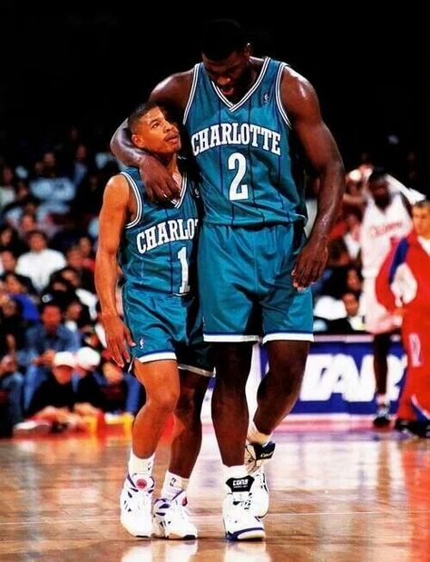 Muggsy Bogues and Larry Johnson.....back in the day :) Muggsy Bogues, Mode Hip Hop, Basketball Highlights, Larry Johnson, Basketball Photos, Nba Art, Basketball Is Life, Basketball Photography, Nba Logo