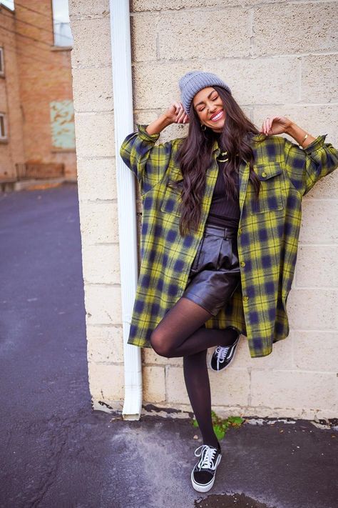 young woman wearing stylish grunge outfit with beanie and flannel shirt is posing on a street 90s Grunge Outfits, Grunge Looks, Western Outfits Men, Look Grunge, Casual Attire For Women, 90s Fashion Women, Flannel Outfits, 90s Fashion Grunge, Grunge Dress