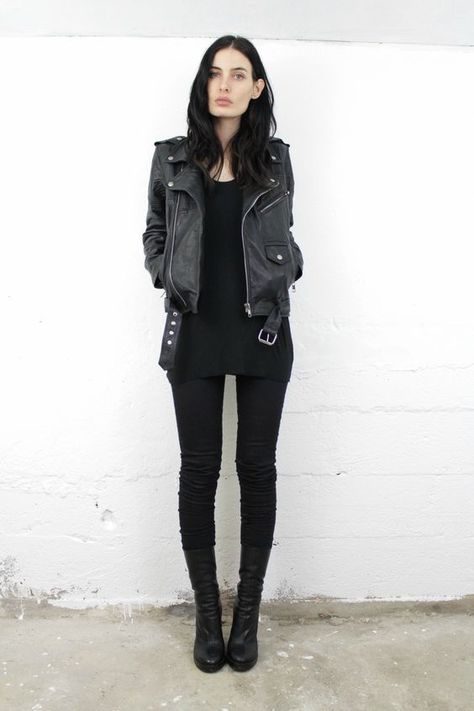 f4a4da9aa7eadfd23c7bdb7cf57b3112desc52819035ri Looks Black, Unisex Jacket, All Black Outfit, Mode Inspo, Black Leather Jacket, Dark Fashion, Mode Vintage, Looks Style, Mode Inspiration