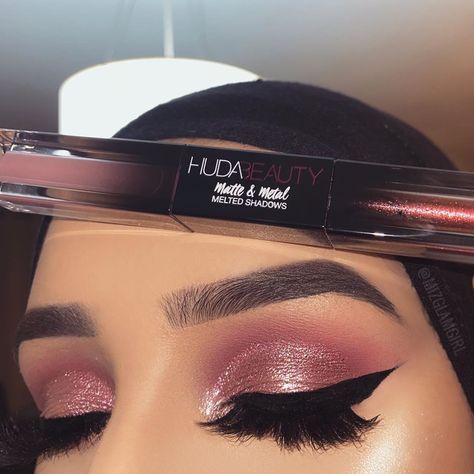 Glittery Eye Makeup, Huda Beauty Palette, Eyeshadow Styles, Huda Beauty Rose Gold, Huda Beauty Desert Dusk, Glitter Makeup Looks, Huda Beauty Makeup, Pink Eyeshadow, Liquid Eyeshadow