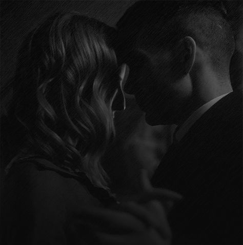 Tommy Shelby and Grace Burgess Tommy And Grace, Grace Burgess, Peaky Blinders Grace, Peaky Blinders Season, Peaky Blinders Series, Peaky Blinders Poster, Peaky Blinders Wallpaper, Peaky Blinders Thomas, Peaky Blinders Tommy Shelby