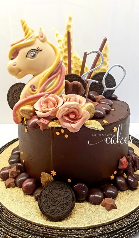 Fully loaded chocolate unicorn cake - an epic 3 layers of chocolate brownie with white chocolate buttercream and dark chocolate ganache a unicorn sugar roses Minstrels Oreos Milky Way stars chocolate bark and sprinkles! Design: Nicola Gregg Cakes Unicorn Cake Chocolate, Unicorn Chocolate Cake, Chocolate Unicorn Birthday Cake, Chocolate Unicorn Cake, Black Unicorn Cake, Chocolate Buttercream Cake, Unicorn Cake Design, Unicorn Chocolate, Girly Birthday Cakes