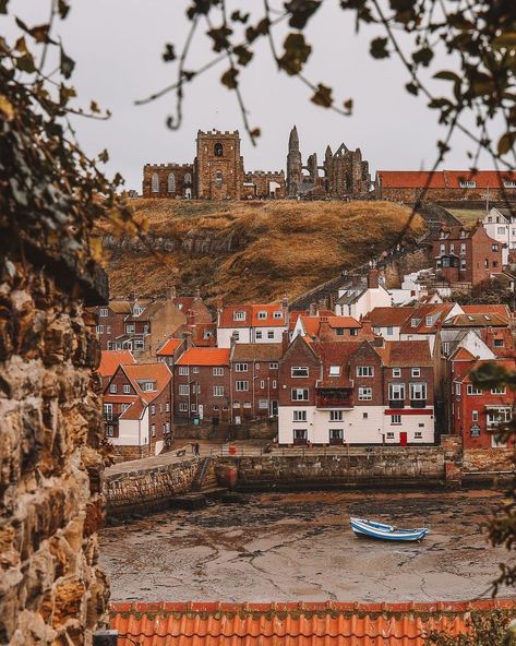 Dracula Whitby, Seaside Town Aesthetic, Brindlewood Bay, Coastal Images, Whitby England, Scarborough England, Yorkshire Towns, East Coast Aesthetic, Yorkshire Coast