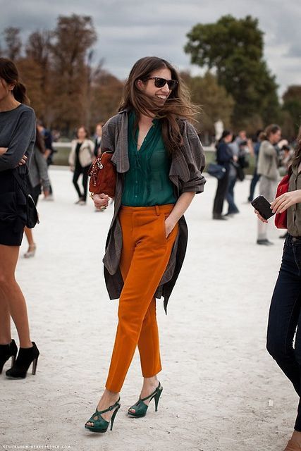 ← colors that go with terracotta Terracotta pants with teal blouse is very rich, brave and feminine outfit at the same time! This Pantalon Orange, First Date Outfits, Orange Pants, Stockholm Street Style, Business Outfit, 가을 패션, Inspiration Mode, Street Chic, Mode Inspiration