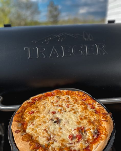 Smoked Pizza Pizza On Smoker, Garlic Pizza Dough Recipe, Traeger Pizza, 25 Days Of Christmas Ideas, Smoked Pizza, Days Of Christmas Ideas, Charcuterie Meats, Garlic Pizza, Italian Deli