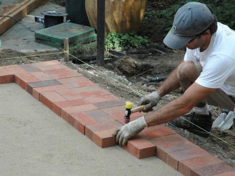 Diy Brick Patio, Paver Patio Installation, How To Lay Pavers, Diy Patio Ideas, Pavers Diy, Brick Paver Patio, Patio Installation, Brick Pathway, Building A Patio