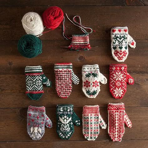 Mitten Garland, Small Knitting Projects, Mitten Ornaments, Miniature Knitting, Knitted Mittens Pattern, Colorwork Knitting, Knitting Blogs, Christmas Knitting Patterns, Mittens Pattern