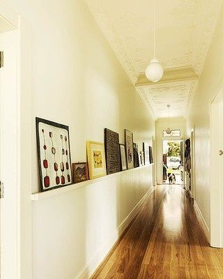 Picture shelf <3 Ny Loft Apartment, Hallway Bookshelf, Hall Shelf, Hallway Diy, Loft Apartment Aesthetic, Airy Apartment, Shelf Hallway, Ny Loft, Hallway Gallery Wall