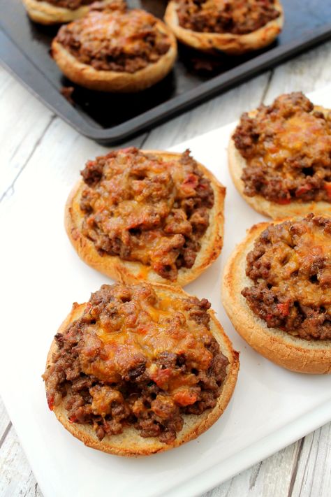 Open faced cheeseburger sloppy joes are are delicious and easy meal that the whole family will love! A great way to use up leftovers too! Baked Cheeseburger, Recipe Using Ground Beef, Cheeseburger Sloppy Joes, Soup Grilled Cheese, Sloppy Joes Easy, Recipes Using Ground Beef, Hot Sandwiches, Ground Beef Dinner Recipes, Favorite Dinner Recipes