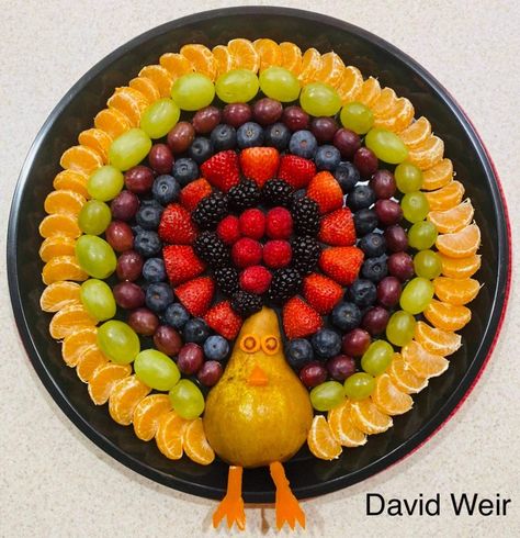 Thanksgiving Vegetable Tray, Holiday Fruit Platter, Kids Thanksgiving Treats, Thanksgiving Veggie Tray, Thanksgiving Food Crafts, Fancy Food Presentation, Creative Dishes, Thanksgiving Fruit, Charcuterie Appetizers