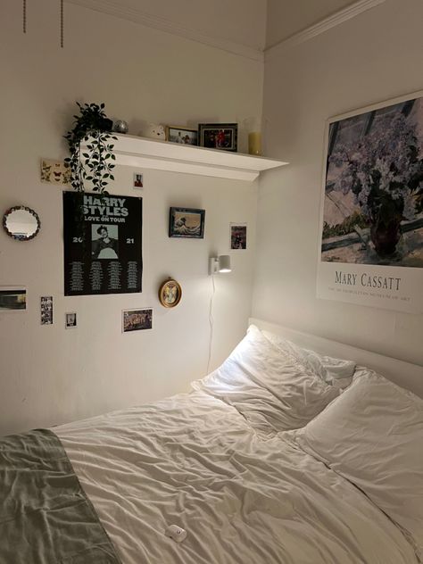 White Simple Room Aesthetic, White Wall Room Ideas, Bed In Corner Of Room Against Wall Ideas Aesthetic, Industrial Room Aesthetic, Room Ideas For Small Rooms Simple, Room Decor Ideas Clean, Bedroom Small Ideas, Basic Room Ideas, Catch All Room