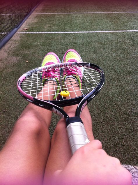 Estoy jugando tenis #raqueta Tenis Fake Story, Tennis Pics, Cherry Chrome, Pose Tutorial, Tennis Fits, Preppy Sports, Tennis Girl, Tennis Drills, Tennis Life