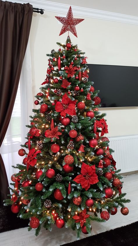 Christmas Tree Decor Ideas Red Green Gold, Christmas Tree Themes Colors Red, Christmas Tree Inspo, Ideas Christmas Tree, Red And Gold Christmas Tree, Red Christmas Decor, Holiday Inspo, Christmas Dreaming, Christmas Tree Decorating Themes