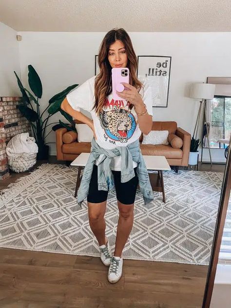 Biker Shorts Band Tee Outfit, Biker Shorts And Graphic Tee Outfit, Look Short Biker, Graphic Tee Biker Shorts Outfit, Yoga Shorts Outfit Casual, Graphic Band Tee Outfit, Look Biker Shorts, Black Biker Shorts Outfit Casual, Golden Goose Outfit Summer