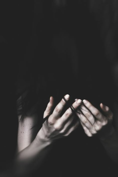 eerie- although the subject's hands are arms are in good light, the face/head is obscured in an unsettling darkness and there are deep shadows along the visible skin of the subject. Hand Photography, Hands Together, Foto Art, Shooting Photo, Dark Photography, Chiaroscuro, 인물 사진, White Photography, Light And Shadow