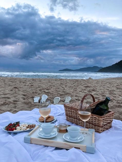 Picnic Beach Ideas, Beach Core Aesthetic, Sunrise Date, Beach Date Ideas, Beach Picnic Aesthetic, Sunrise Picnic, Beach Dinner Parties, Surprise Proposal Pictures, Romantic Beach Picnic