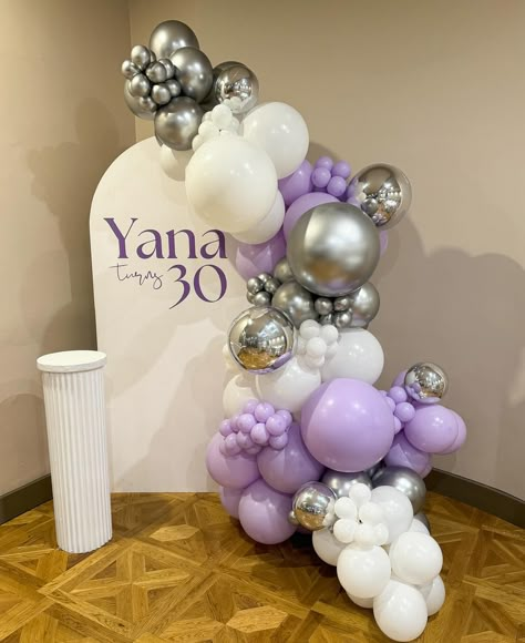 Balloons for @smile4mehire 🫶🏽 Purple And White Balloon Garland, Purple Balloon Decoration, Balloon Arch Purple, Purple Decorations Party, Party Props Ideas, Birthday Simple Backdrop, Gold Wedding Reception Tables, Purple Balloon Arch, Party Decor Purple