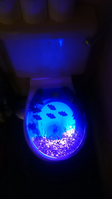 Blue Ocean Bathroom, Frutiger Aero Bathroom Decor, Fish Bathroom Ideas, Mermaidcore Bathroom, Frutiger Aero Bathroom, Deep Sea Bathroom, Under The Sea Bathroom Ideas, Trippy Bathroom, Aquarium Bathroom