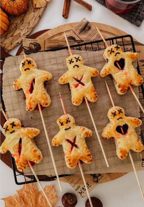 Halloween Buffet Food, Halloween Finger Foods, Halloween Deserts, Scary Food, Halloween Buffet, Dessert Halloween, Easy Easter Treats, Puff Pastry Filling, Easy Puff