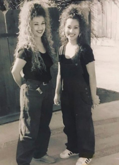 Chola Style 90s, Chicana Hairstyles, 90s Latina Fashion, 90s Chola, Chola Aesthetic, Chicana Style Outfits, Best Friend In The World, Chicano Culture, 90s Nails