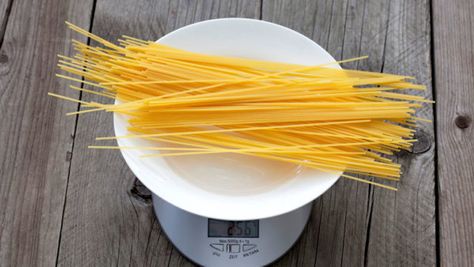 How to measure dry and cooked pasta for the serving size you need Pasta Serving Size, Easy Chilli, Salad Appetizer Cups, Dry Pasta, Cooking Light Diet, Light Diet, Angel Hair Pasta, Bowtie Pasta, Drying Pasta