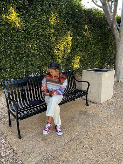 Girl sitting at a park bench in a tie dye sweater and wide leg jeans with converse low tops looking at her phone Outfits With Low Top Converse, Styling Converse Low Tops, Converse Low Top Platforms Outfits, Converse Low Top Platforms, Low Top Converse Aesthetic, Converse Low Outfit, Low Converse Outfit, Low Top Converse Outfit, Space Tie Dye