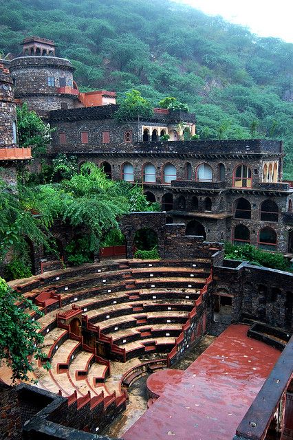 Neemrana Fort Palace in Rajasthan, India. Awesome amphitheater! #Rajasthan #IndianArchitecture #MyStateWithJaypore Neemrana Fort Palace, Neemrana Fort, India Tourism, Amazing India, India India, Jaisalmer, Indian Architecture, Rajasthan India, Bhutan