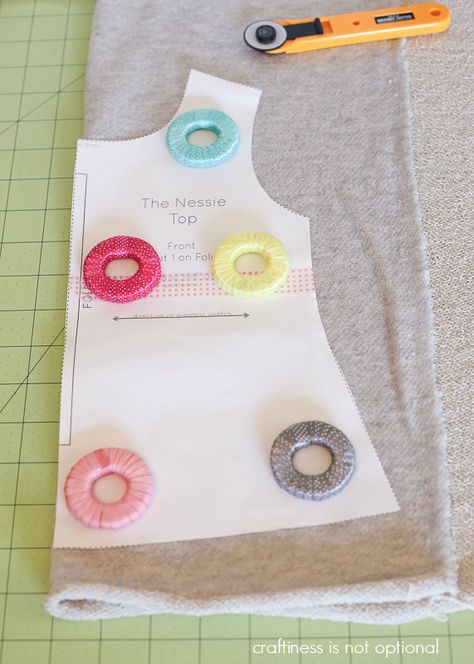 ribbon and washer fabric weights.....to use up  those scraps of ribbon.  why didn't I think of this Pattern Weights, Ideas Hogar, Sewing Fabrics, Sewing Rooms, Love Sewing, Easy Sewing Projects, Sewing Gifts, Sewing For Beginners, Sewing For Kids