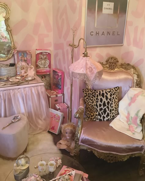 Vintage Pink Vanity, Vintage Barbie Room Decor, Burlesque Room Aesthetic, Retro Glamour Aesthetic, Barbie Dressing Room, Old Hollywood Glamour Room, Burlesque Dressing Room, Old Hollywood Glam Room, Malibu Barbie Room