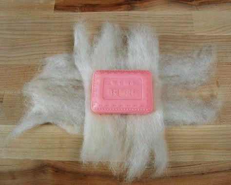 Felted Soap Instructions Felted Soap Tutorial, Tovad Ull, Felted Soap, Soap Tutorial, Wool Felt Projects, Wet Felting Projects, Needle Felting Tutorials, Felt Jewelry, Needle Felting Projects