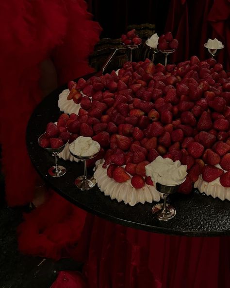 Your Wedding Aesthetics | Strawberries, red velvet, and candlelight – perfection! ❤️ @odette_________ | Instagram Red Wedding Dessert Table, Wedding Strawberry Cake, Red Aesthetic Wedding, Red Wedding Aesthetic, Dark Wedding Aesthetic, Papas Birthday, Red Party Themes, Aesthetic Anniversary, Red Velvet Wedding