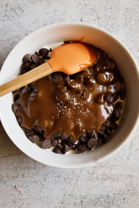 Salted Caramel Ganache Recipe, Caramel Chocolate Ganache, Salted Caramel Ganache, Dark Chocolate Salted Caramel, Carmel Chocolate, Ganache Tart, Salted Caramel Tart, Caramel Ganache, Chocolate Ganache Tart