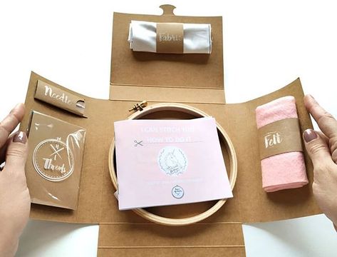 Embroidery Packaging Ideas, Embroidery Packaging, Embroidery Hoop Gift Packing Ideas, Diy Kits Packaging, How To Pack Embroidery Hoop, Embroidery Kit Packaging, Travel Embroidery Kit, Pr Kit, Diy Embroidery Kit