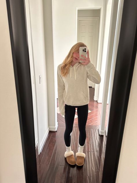 Outfit Inspo Ugg Slippers, How To Style Ugg Scuffette, Comfy Outfits With Ugg Slippers, Ugh Scuffette Outfit, Outfit Ideas With Ugg Slippers, Ugg Cozy Slippers Outfit, Ugg Scuffette Outfit, Uhh Slippers Outfits, Coquette Slippers Outfit