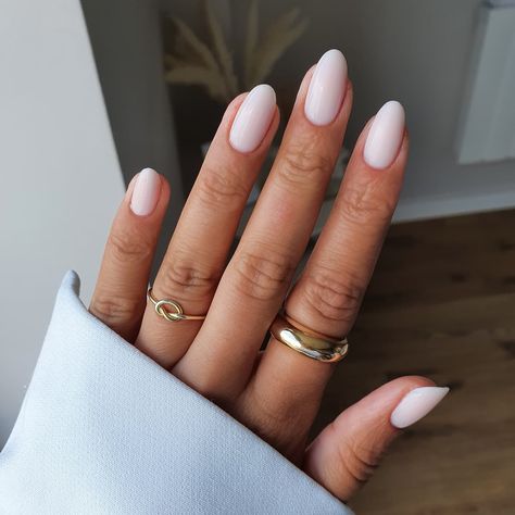 Short Round Oval Nails, Short Nail Designs Chrome, Short Oval Nails Ideas, Oval Nails Short, Engagement Nails, Milky Nails, Weak Nails, Nails 2022, Easy Nails