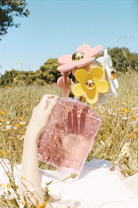 This ad for Marc Jacobs Daisy is really making me wish for spring Marc Jacobs Perfume, Daisy Perfume, Daisy Eau So Fresh, Fragrance Campaign, Fragrance Ad, Fresh Perfume, Juergen Teller, Perfume Ad, Marc Jacobs Daisy