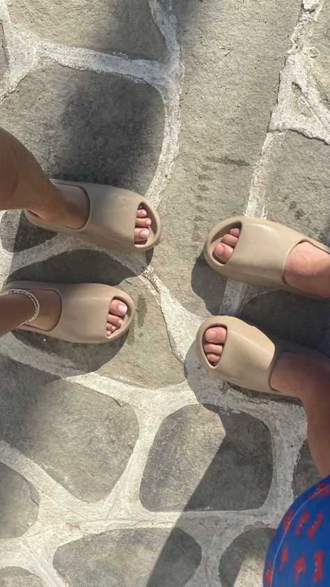 Matching Yeezy Slides Couple, Yeezy Slides Couple, Yeezy Sandals Outfit, Sandal Couple, Couple Shoes Pictures, Matching Shoes For Couples, Couple Shoes Matching, Drinks Pictures, Holiday Aesthetic