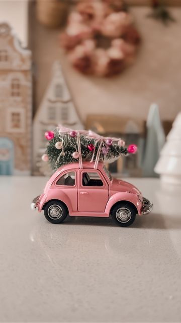 Car With Christmas Tree On Top, Car Christmas Decorations, Christmas Decorations Outside, Novogodišnji Ukrasi, Christmas Car Decorations, Car Christmas Tree, Holiday Car, Driving Home For Christmas, Country Interiors