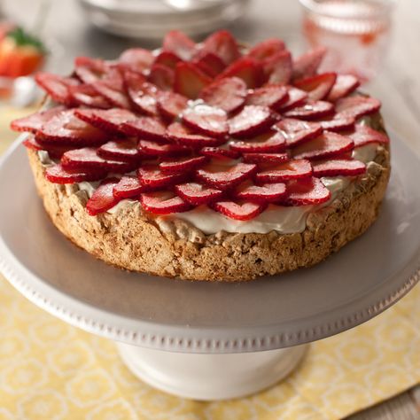 Mostachon Cake Recipe, Mostachon Recipe, Strawberry Meringue Cake, Cookout Desserts, Delicious Strawberry Cake, Strawberry Meringue, Summer Pie, Macaroon Cookies, Meringue Cake