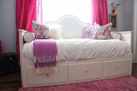 The Cuban In My Coffee: Ikea Hack, Upholstered Headboard For The Hemnes Day Bed Hemnes Room Ideas, Ikea Daybed Hack, Day Bed Ikea, Queen Daybed Frame, Daybed Hack, Ikea Trundle Bed, Fold Up Wall Bed, Room Ideas Girl, Ikea Hemnes Daybed