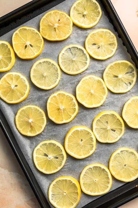 These homemade dried lemons (or dehydrated lemons) are SUCH a great addition to bakes, drinks & even gift wrap! They store easily in an airtight container and make a great handmade present. Not only does dried citrus look SUPER cute, it's also such a fun DIY project that will turn your kitchen into a mini lemon orchard.  Whether you add them to this gorgeous vegan lemon cake or your homemade lemon tea, these will bring a burst of zesty sunshine into your home! Drying Lemons In Oven, Homemade Lemon Extract, Lemon Gifts Ideas Easy Diy, How To Dry Lemon Slices, Dried Lemon Slices Decor, Lemon Gifts Ideas, Lemon Crafts Diy, Dry Lemon Slices, Dehydrated Lemons